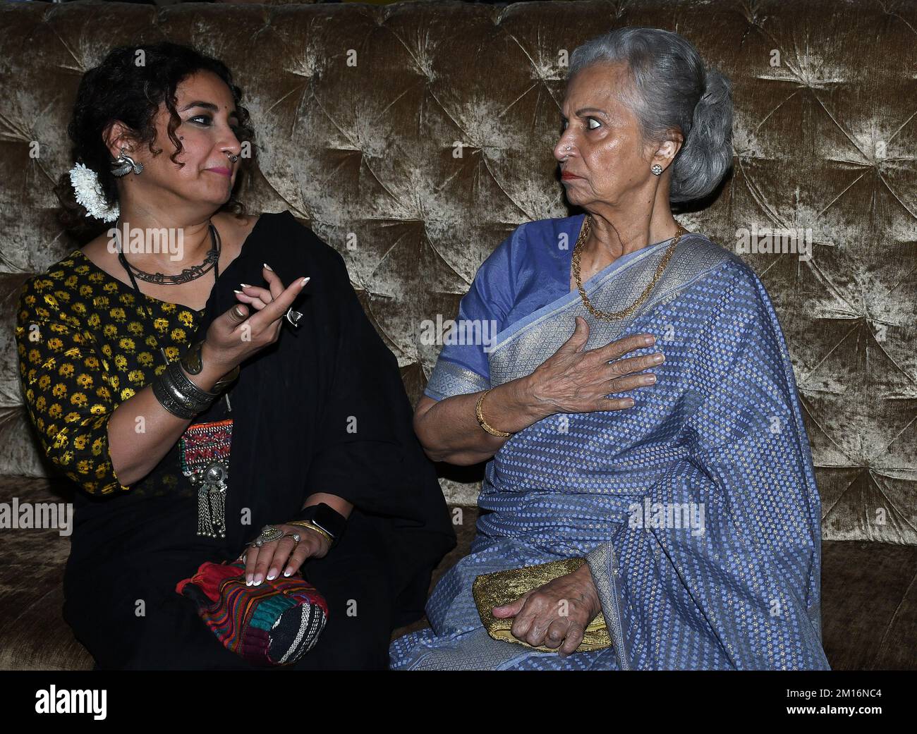 Mumbai, Indien. 10.. Dezember 2022. Die L-R Bollywood-Schauspielerin Divya Dutta und Waheeda Rehman interagieren bei der Enthüllung des Festivals Dilip Kumar Hero of Heroes in Mumbai. Die Film Heritage Foundation feierte das 100.. Jubiläum des verstorbenen Schauspielers Dilip Kumar und lud Berühmtheiten aus Bollywood zum Festival „der Held der Helden“ ein. (Foto: Ashish Vaishnav/SOPA Images/Sipa USA) Guthaben: SIPA USA/Alamy Live News Stockfoto