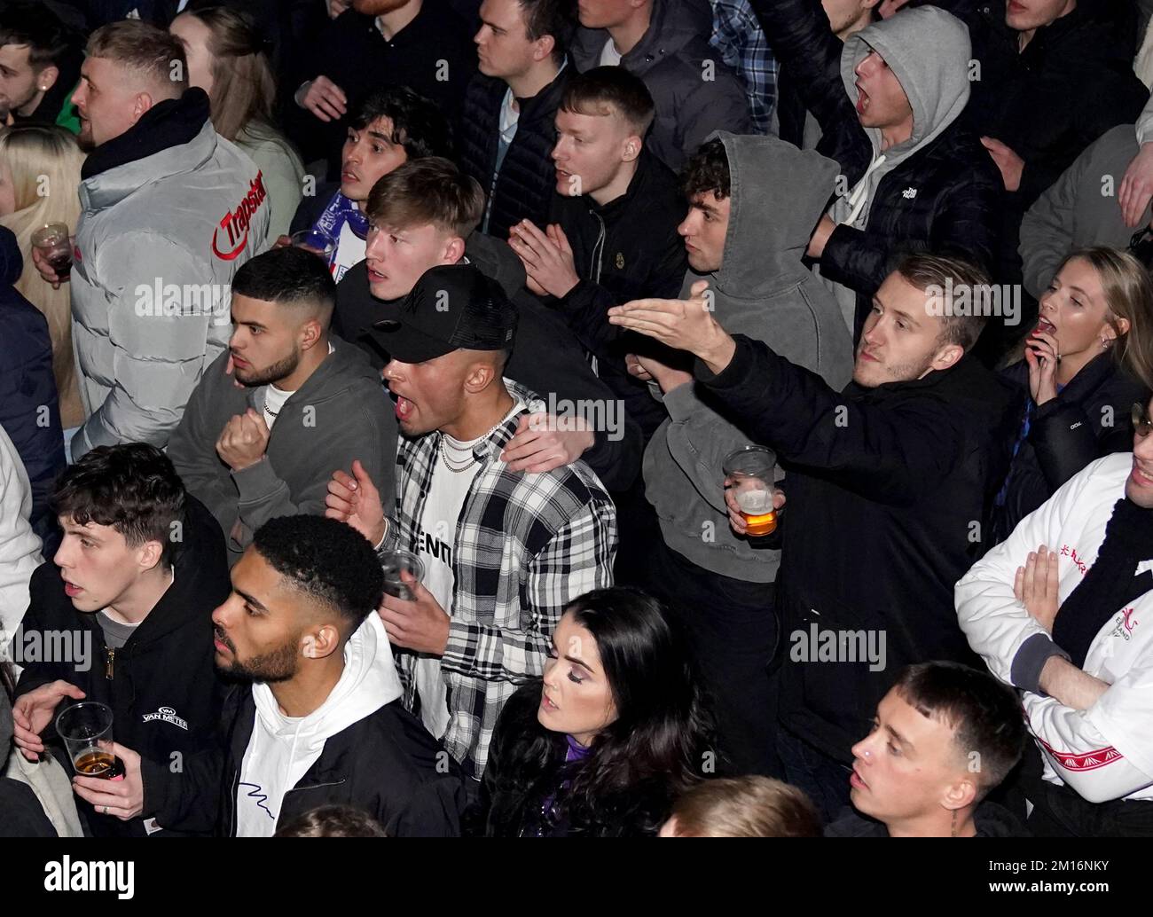 Englische Fans im 4TheFans Fan Park in The Mill in Birmingham sehen