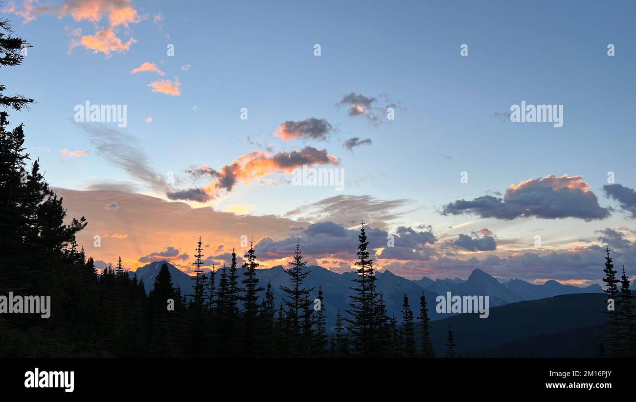 Der Great Divide Trail, Kanada, bietet einen malerischen Sonnenuntergang über den Hügeln und Bäumen Stockfoto