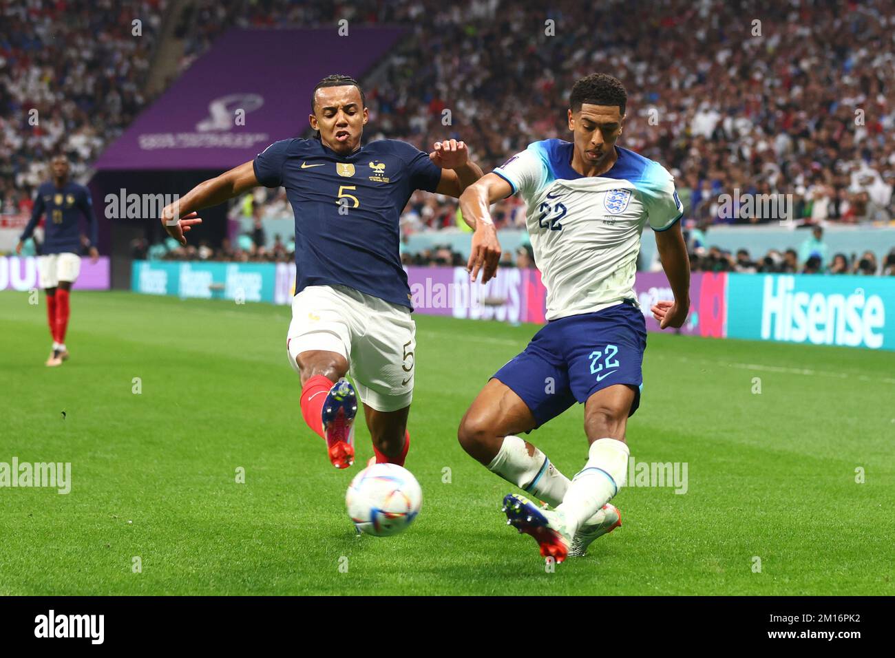 Al-Khor, Katar. 10.. Dezember 2022. Jude Bellingham (R) aus England in Aktion mit Jules Kounde aus Frankreich während des Viertelfinalspiels der FIFA-Weltmeisterschaft 2022 im Al Bayt Stadium in Al Khor, Katar, am 10. Dezember 2022. Foto: Chris Brunskill/UPI Credit: UPI/Alamy Live News Stockfoto