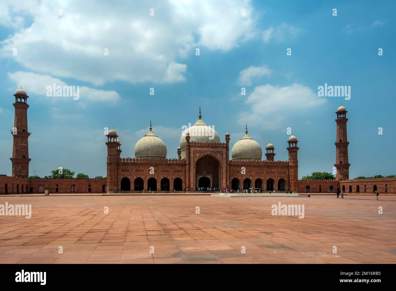 Die Badshahi-Moschee in Lahore, Pakistan, gegen einen blauen Himmel Stockfoto