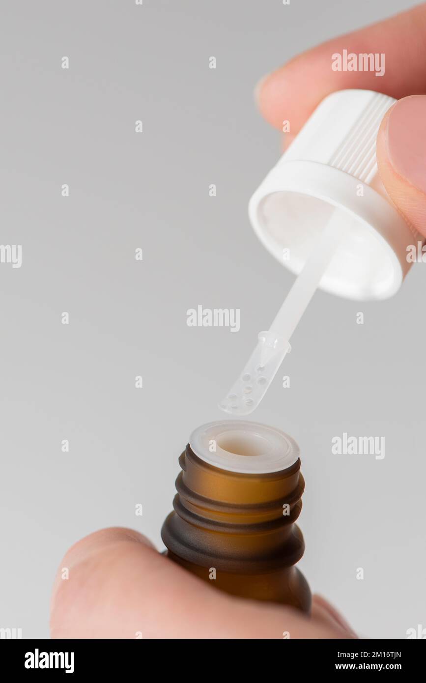 Heilmittel gegen Warzen. Flasche mit Arzneimittel zur Behandlung von Warzen in den Händen einer Frau aus der Nahaufnahme. Behandlung und Prophylaxe von Warzen Stockfoto