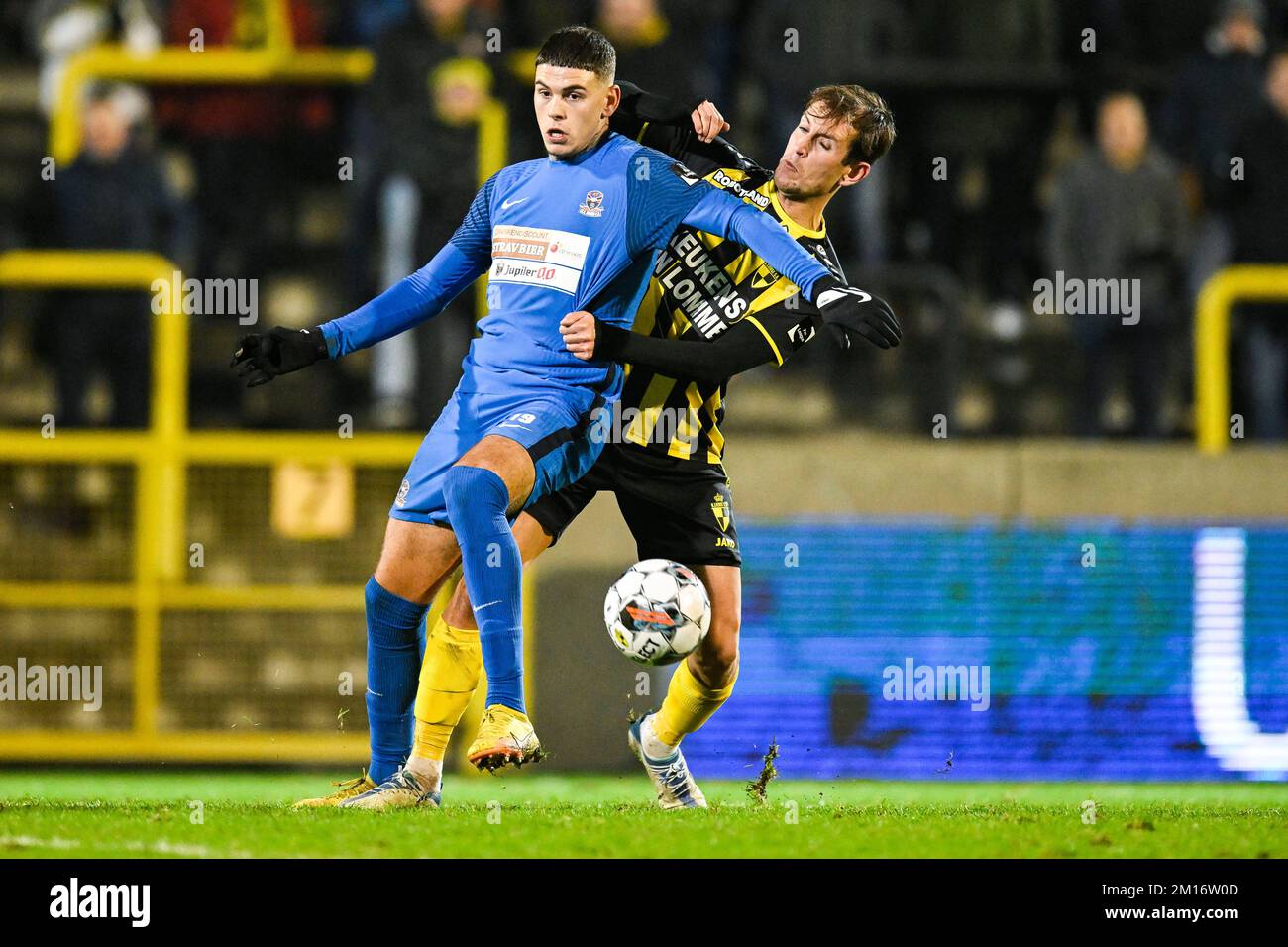 Denders Suer Barbaros Cukur Tiago und Lierses Sebastiaan Brebels wurden in Aktion während eines Fußballspiels zwischen Lierse Kempenzonen und Dender EH am Samstag, den 10. Dezember 2022 in Lier, am 17. Tag der 1B. Division der belgischen Meisterschaft „Challenger Pro League“ 2022-2023, gezeigt. BELGA FOTO TOM GOYVAERTS Kredit: Belga News Agency/Alamy Live News Stockfoto