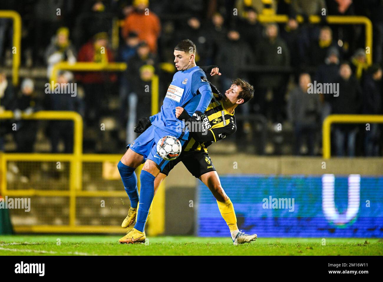 Denders Suer Barbaros Cukur Tiago und Lierses Sebastiaan Brebels wurden in Aktion während eines Fußballspiels zwischen Lierse Kempenzonen und Dender EH am Samstag, den 10. Dezember 2022 in Lier, am 17. Tag der 1B. Division der belgischen Meisterschaft „Challenger Pro League“ 2022-2023, gezeigt. BELGA FOTO TOM GOYVAERTS Kredit: Belga News Agency/Alamy Live News Stockfoto