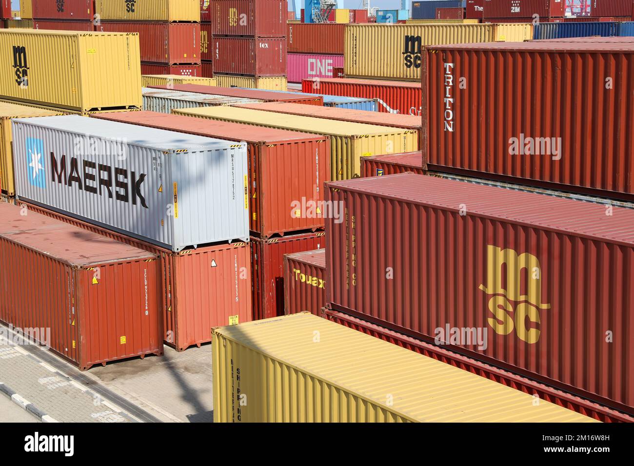 Haifa, Israel - 25. Mai 2022: Viele Frachtcontainer in einem Containerterminal. Stockfoto