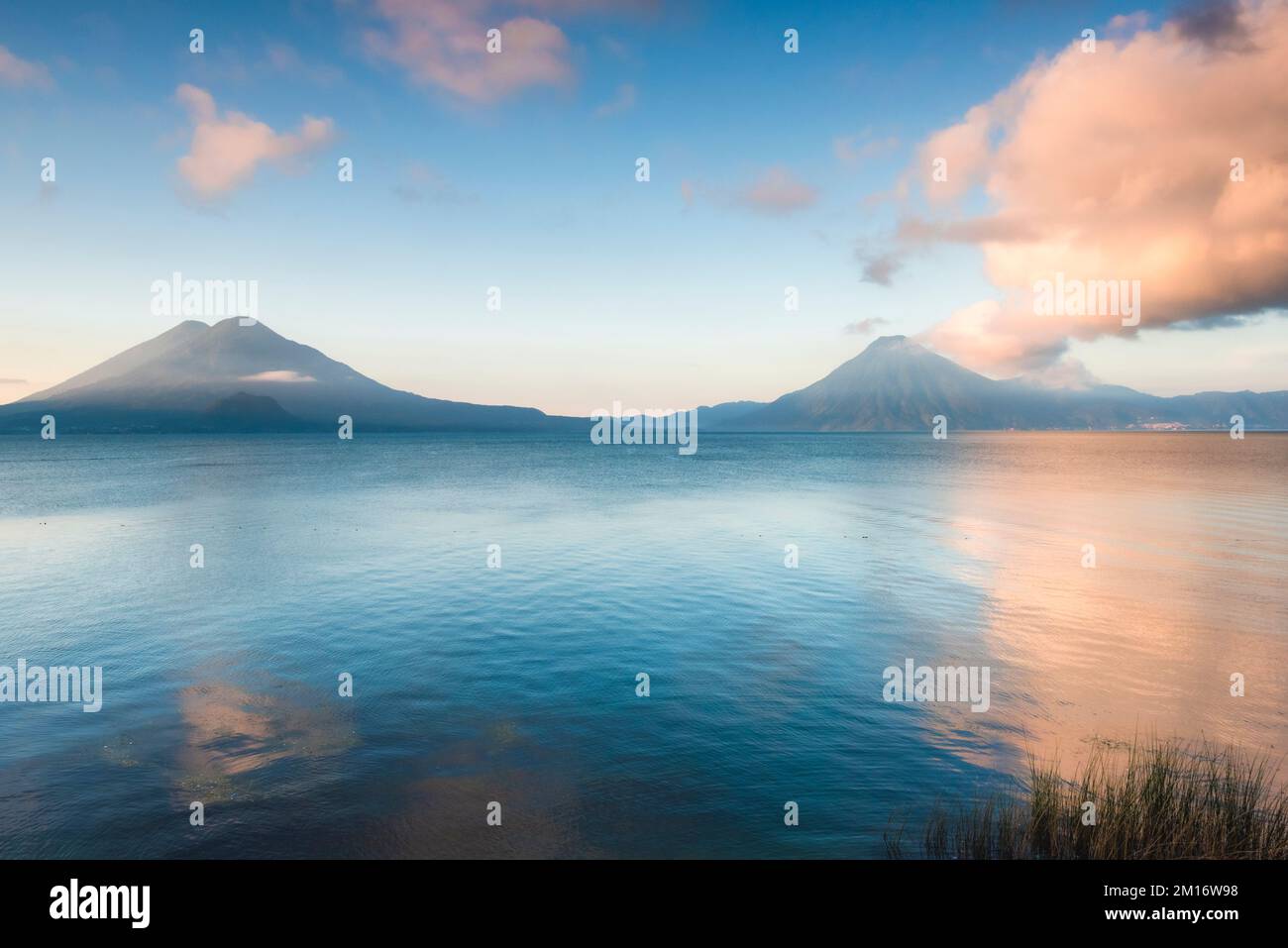 Vulkane auf dem Atitlan-See in Guatemala bei Sonnenaufgang Stockfoto Vulkane auf dem Atitlan-See in Guatemala bei Sonnenaufgang Stockfoto