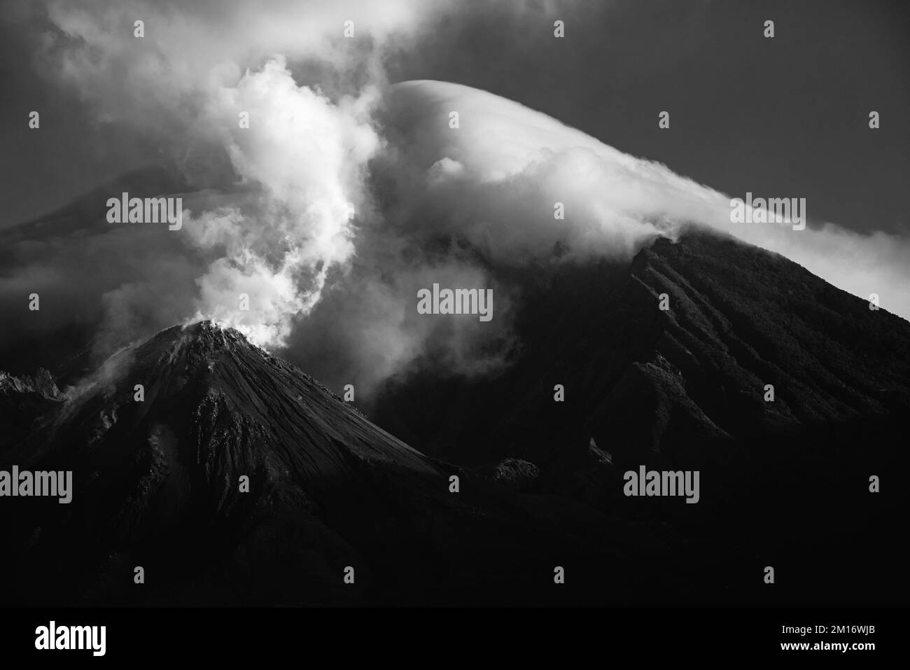 Schwarzweiß-Blick auf die Vulkane Santiaguito und Santa Maria Stockfoto