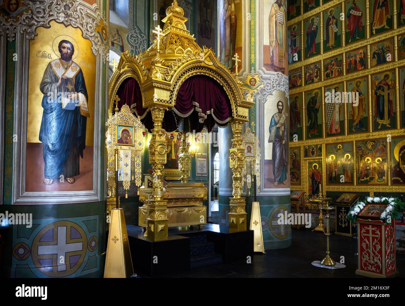 Im Inneren der Verkündigungskathedrale, Kasan, Tatarstan, Russland. Luxuriös verzierte Inneneinrichtung der russisch-orthodoxen Kirche, ein altes Wahrzeichen Stockfoto