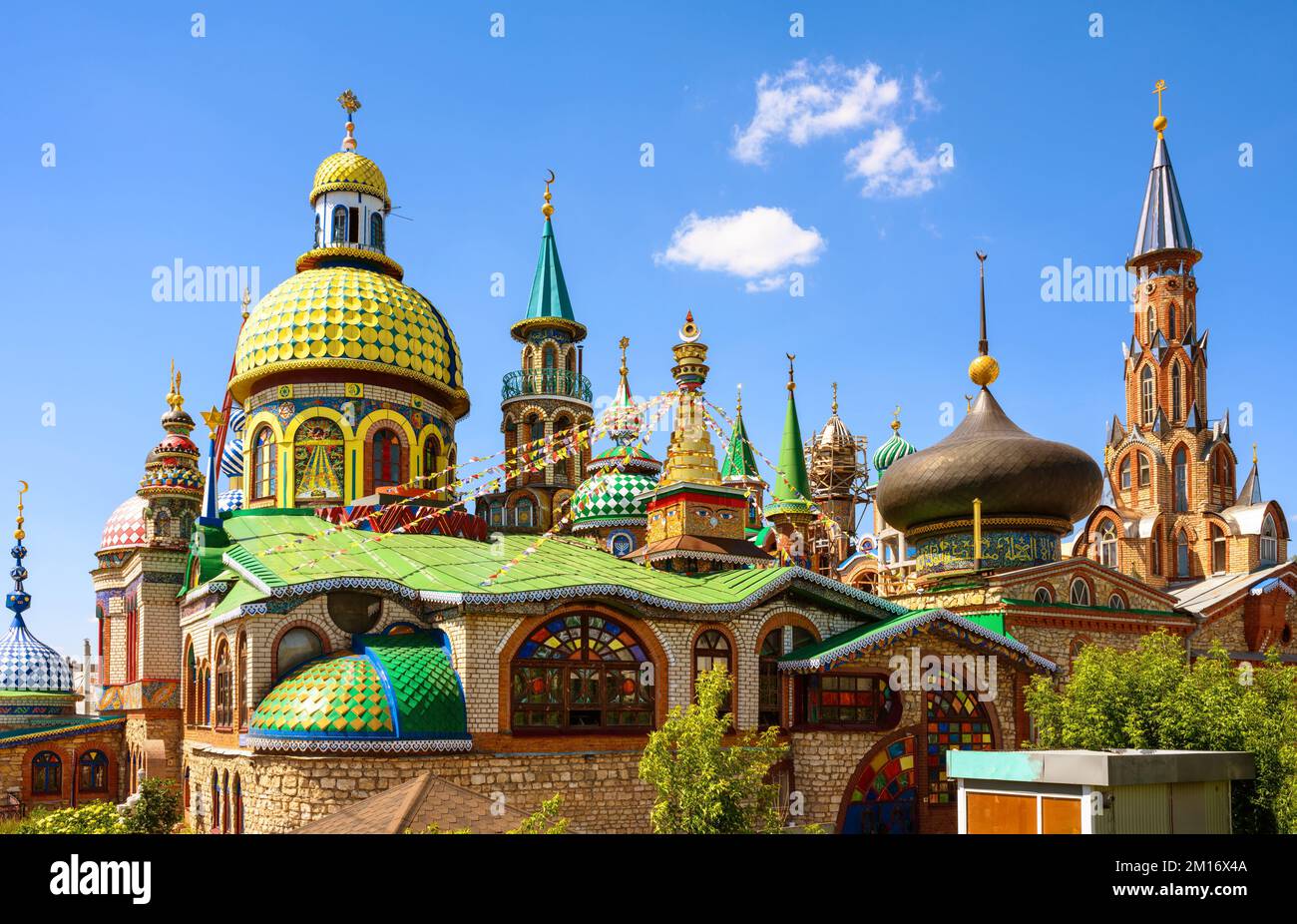 Alle Religionstempel in Kasan, Tatarstan, Russland. Es ist ein Wahrzeichen von Kasan. Panorama der wunderschönen bunten Anlage mit Kirchen, Moscheen und anderen Orten Stockfoto
