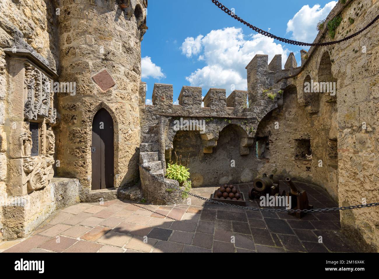 Im Schloss Lichtenstein, Deutschland, Europa. Dieses Schloss ist ein Wahrzeichen von Schwarzwald. Alte Festungsmauer, Turm und alte kleine Kanonen im Schlosshof Stockfoto