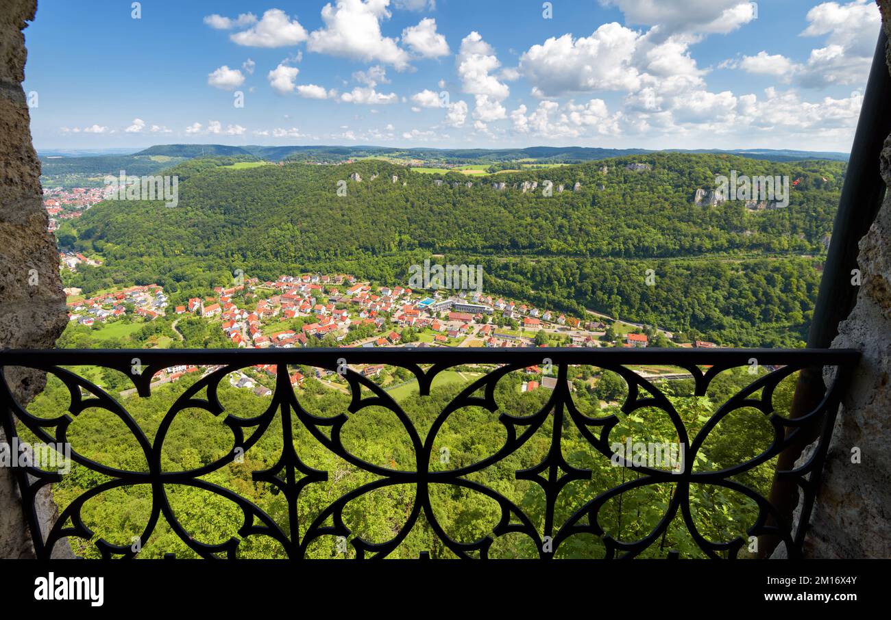 Landschaftsblick vom Balkon auf dem Berggipfel in Schwarzwald, Deutschland, Europa. Panoramablick auf die deutsche Stadt von oben in den Schwäbischen Alpen. Ein Thema der Natur Stockfoto