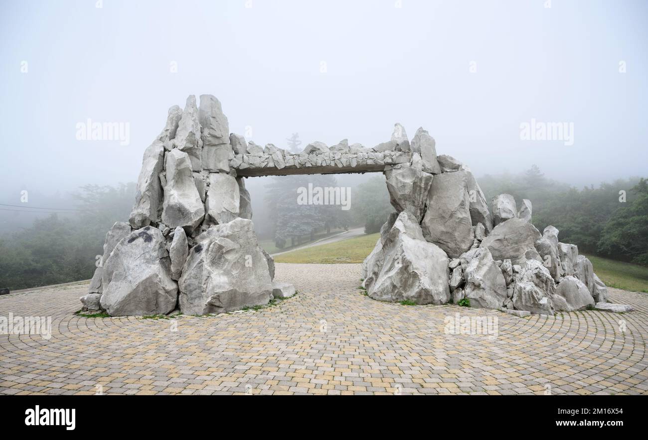 Nebel in Pyatigorsk, Stavropol Krai, Russland. Neblige Aussicht auf das Steintor der Sonne am Mashuk Mount Slope. Neblige Straßen- und Waldlandschaft. Ein Thema der Natur Stockfoto