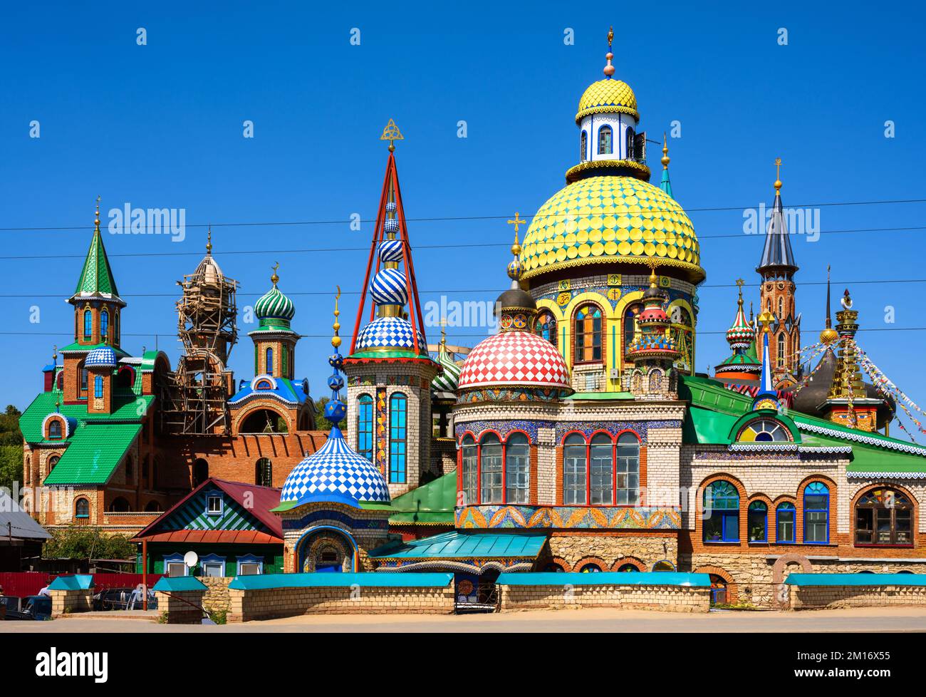 Alle Religionstempel in Kasan, Tatarstan, Russland. Es ist ein Wahrzeichen von Kasan. Panorama der wunderschönen bunten Anlage mit Kirchen, Moscheen und anderen Orten Stockfoto