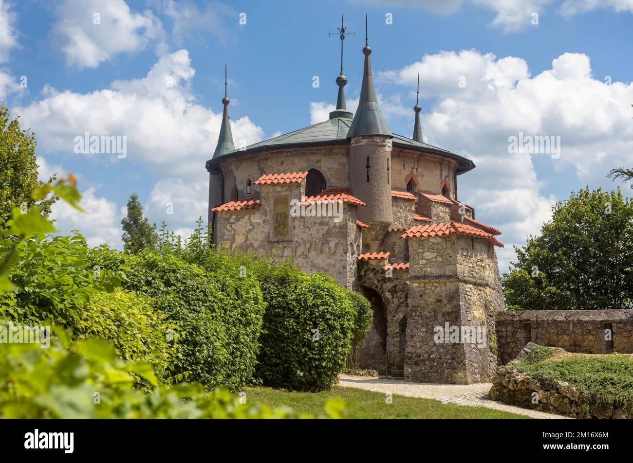 Garten des Schlosses Lichtenstein, Deutschland, Europa. Dieser Ort ist ein Wahrzeichen von Schwarzwald. Malerischer Blick auf grüne Pflanzen, Himmel und Turm im mittelalterlichen Stil Stockfoto