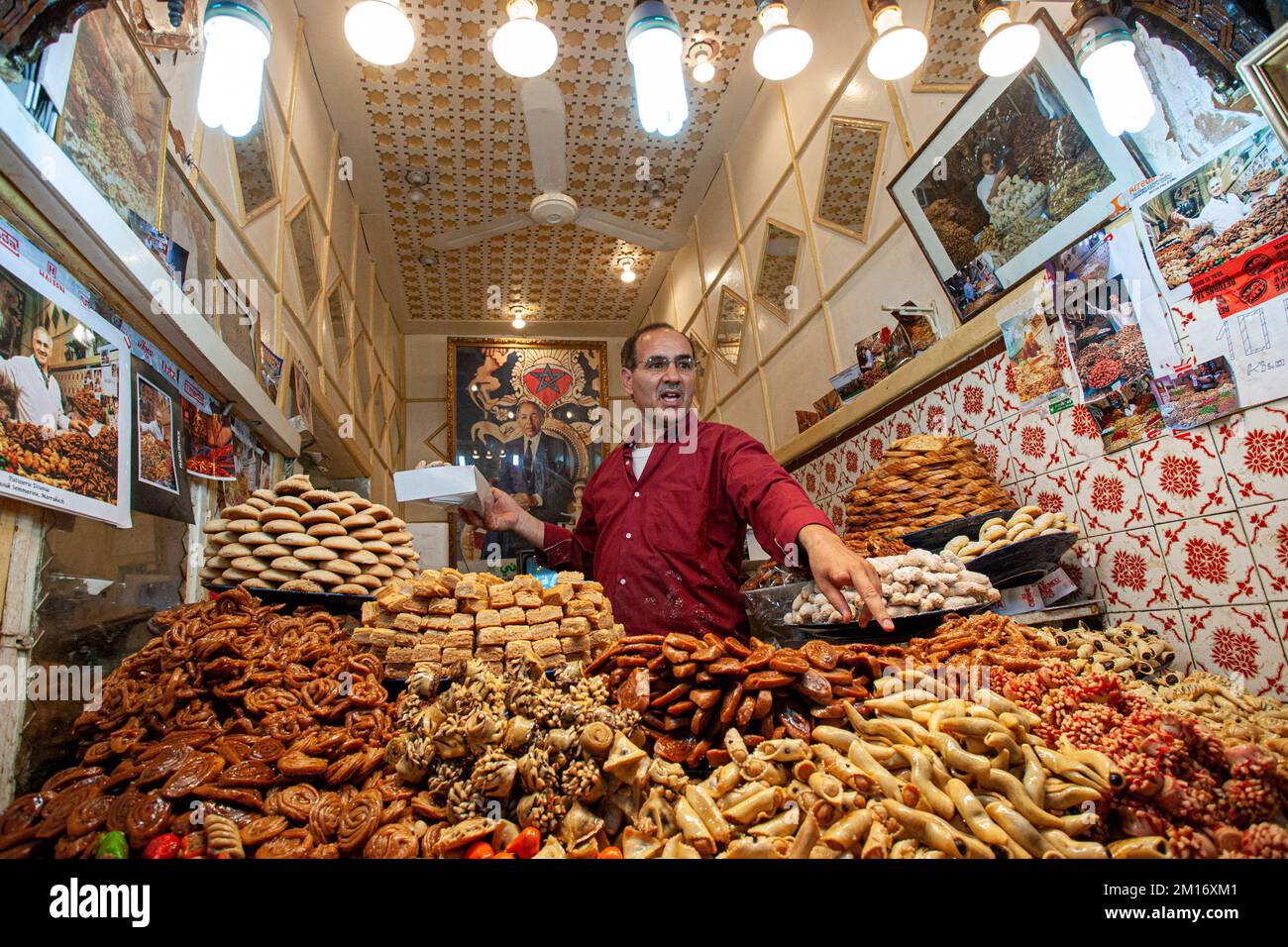 Kaufen Sie Getreide, Trockenfrüchte und Nüsse im Herzen der Altstadt von Marrakesch ein Stockfoto