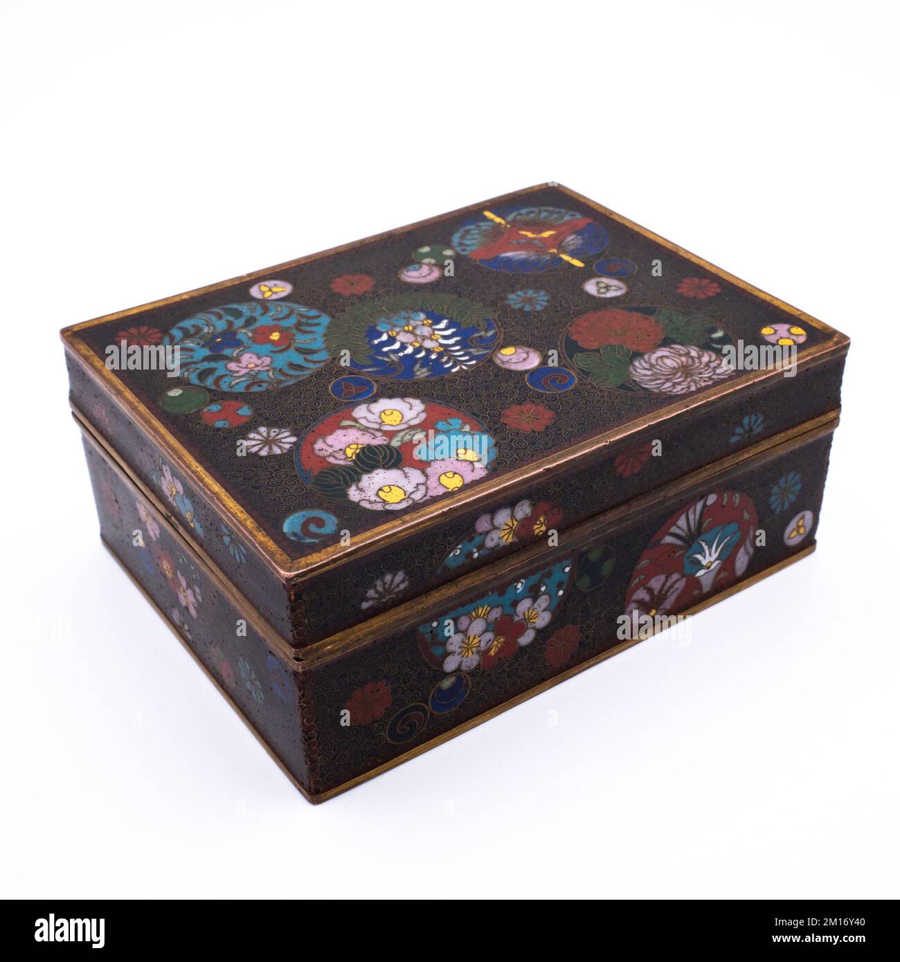 Feine antike japanische rechteckige Box und Abdeckung mit Cloisonne-Emailierung. Meiji-Periode Stockfoto