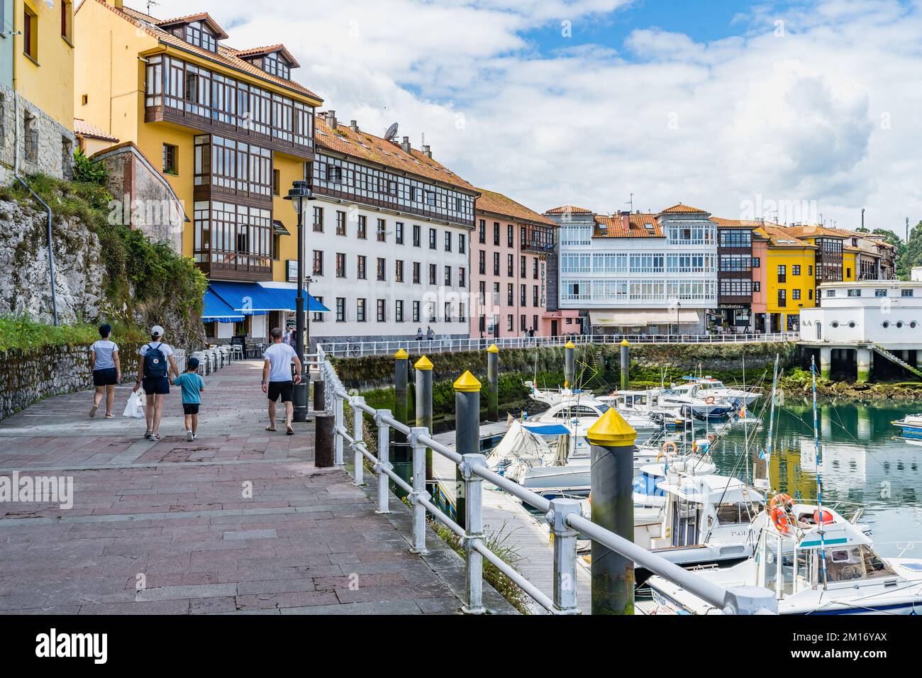 Llanes, Spanien, 24. Juli 2021. Blick auf das Dorf Llanes in Asturien, Spanien Stockfoto