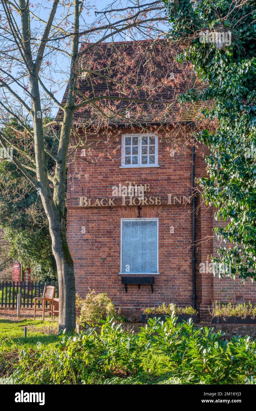 Das Black Horse Inn in Castle Rising, Norfolk, ist geschlossen und geschlossen. Stockfoto