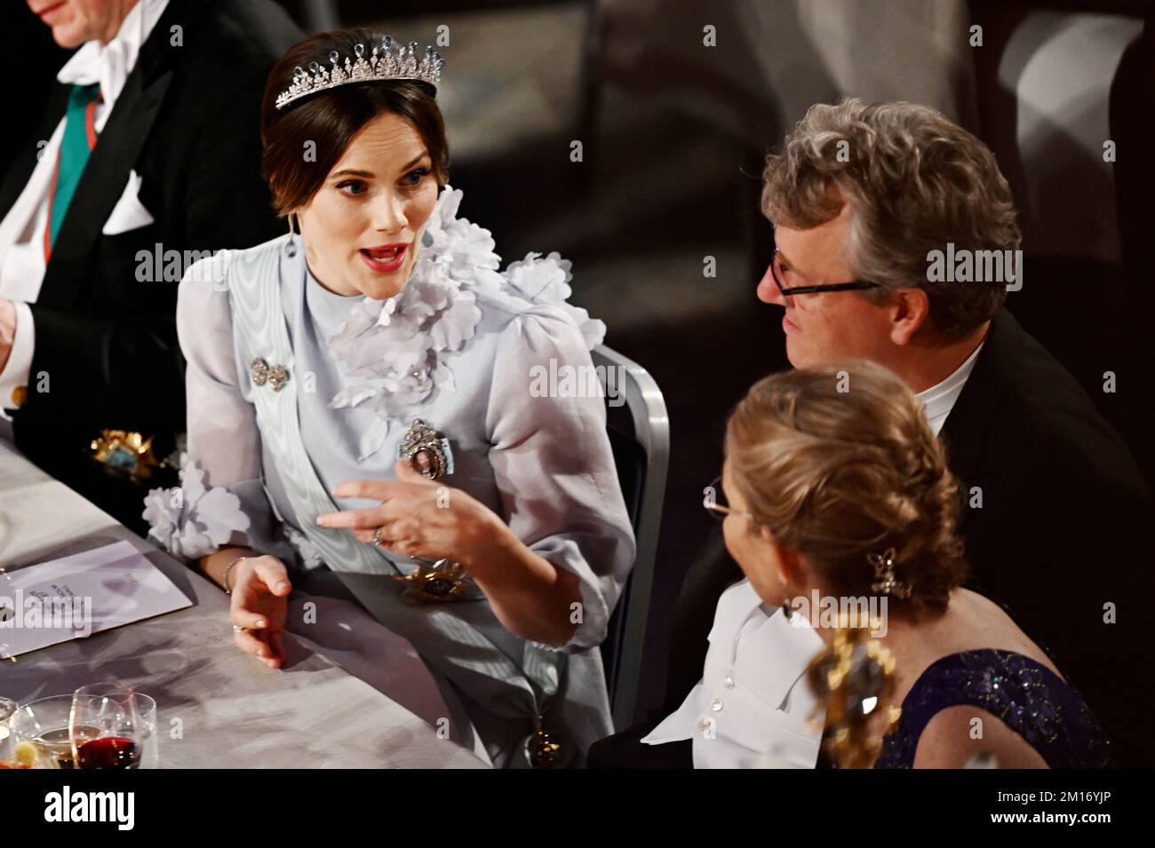 Stockholm, Schweden. 10.. Dezember 2022. Prinzessin Sofia spricht mit der Nobelpreisträgerin in Chemie David WC MacMillan und Elizabeth BC Diamond, die Teil des Nobelpreisträgers Douglas W. Diamond ist, während des Nobelpreisträgers am Samstag, den 10. Dezember 2022 im Rathaus in Stockholm, Schweden. Foto: Jonas Ekstromer / TT / 10030 Kredit: TT News Agency/Alamy Live News Stockfoto