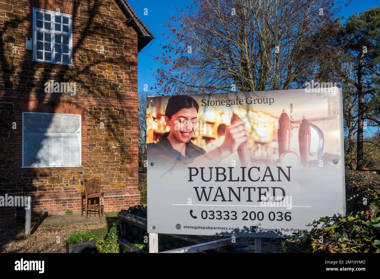Ein Werbeschild auf dem Black Horse Inn in Castle Rising, Norfolk. Stockfoto