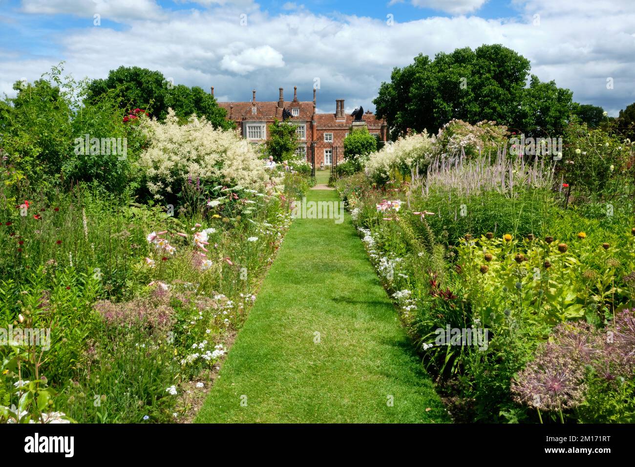 Sommerlandschaft mit Blick auf die krautigen Grenzen in Helmingham Hall und Gardens Suffolk Stockfoto