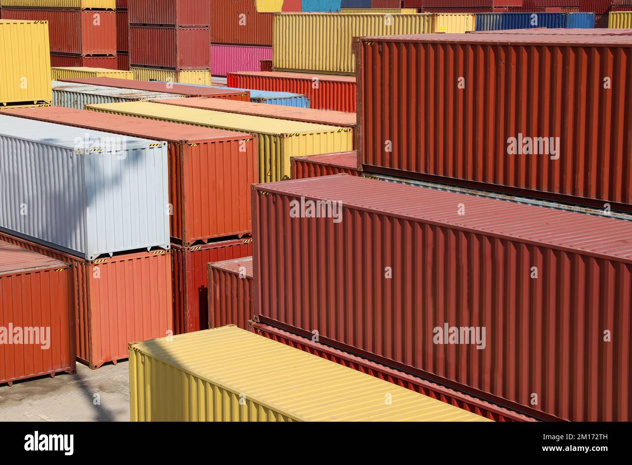 Stapel Container in einem Hafen. Stockfoto