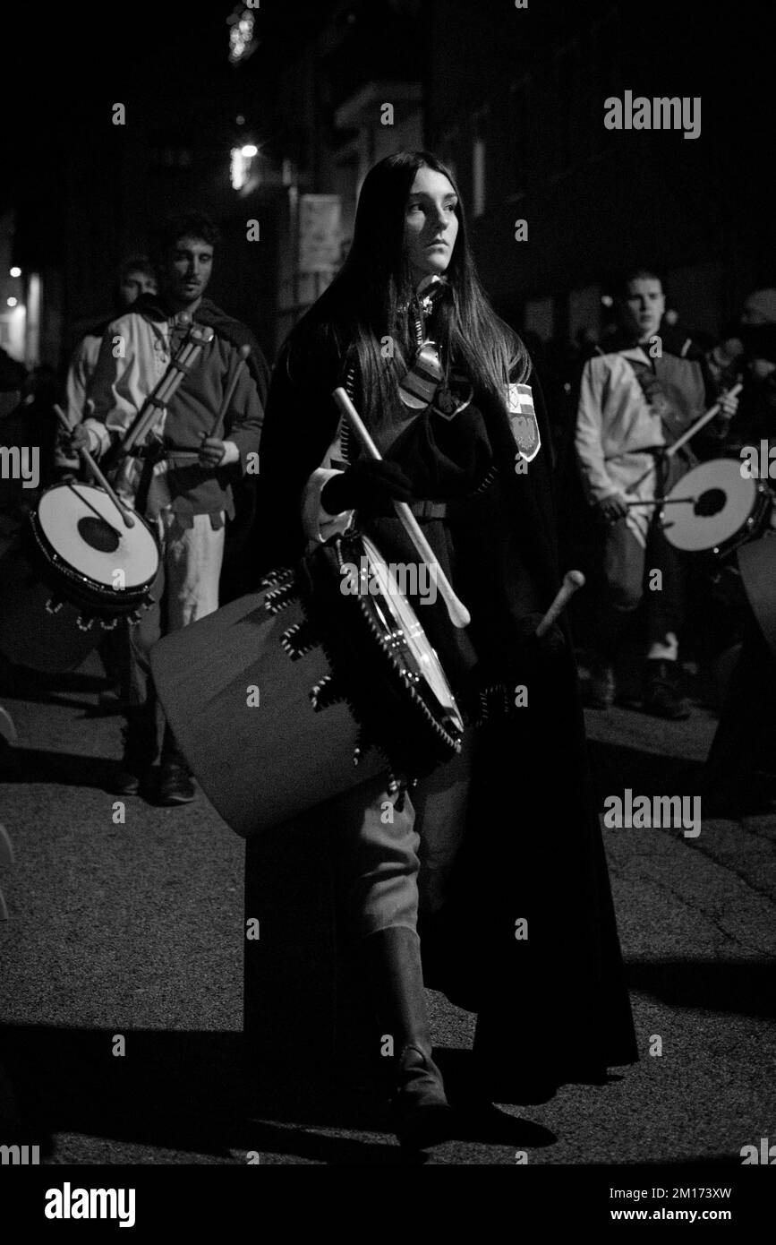 Schlagzeuger starten die Parade von Krampus in Italien Stockfoto