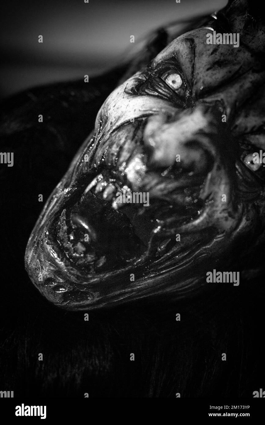 Maskierte Teufelsbiester paradieren durch das Dorf und erschrecken die Menge, während diese folklorische alpine Tradition am Leben erhalten bleibt Stockfoto