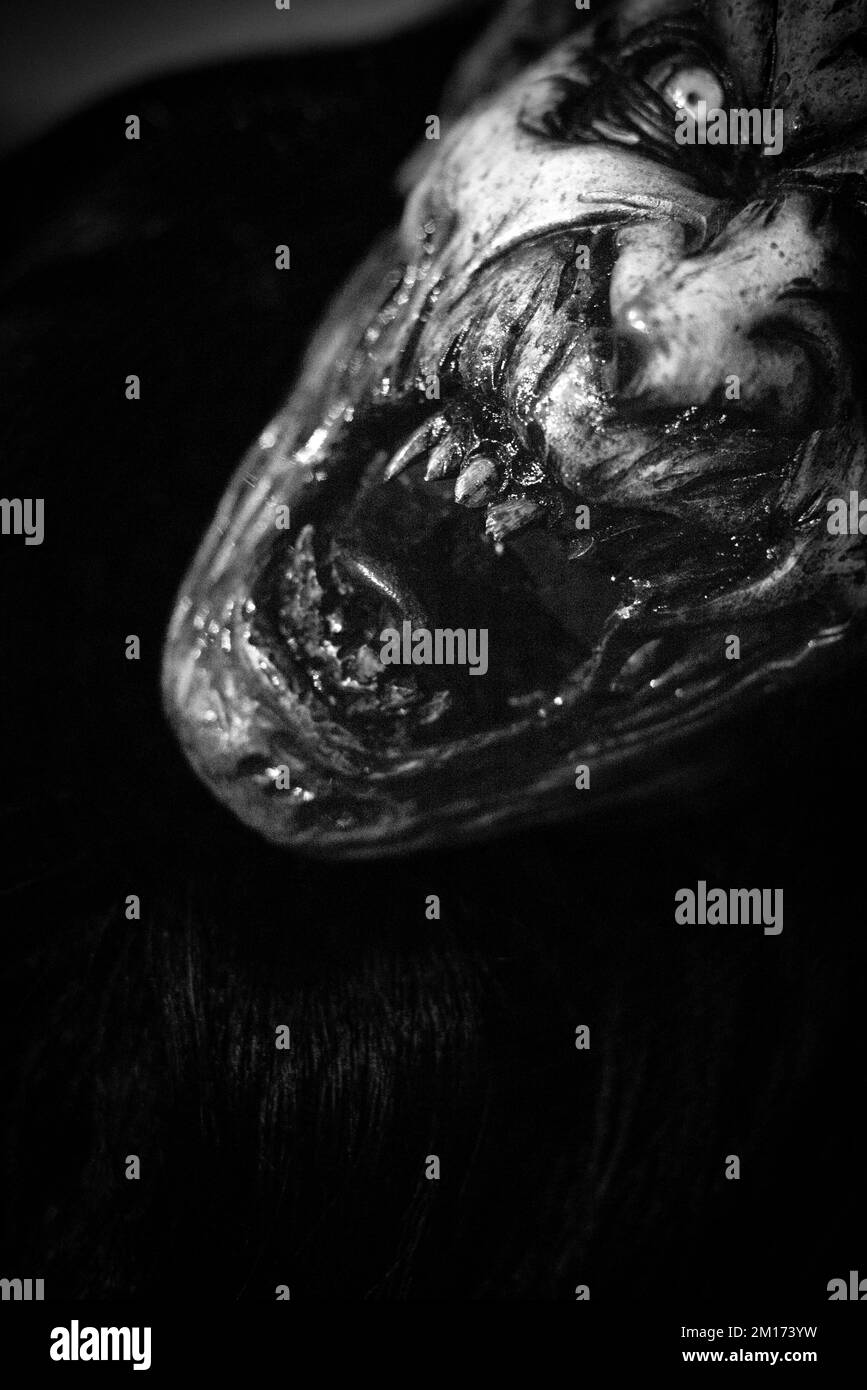 Maskierte Teufelsbiester paradieren durch das Dorf und erschrecken die Menge, während diese folklorische alpine Tradition am Leben erhalten bleibt Stockfoto