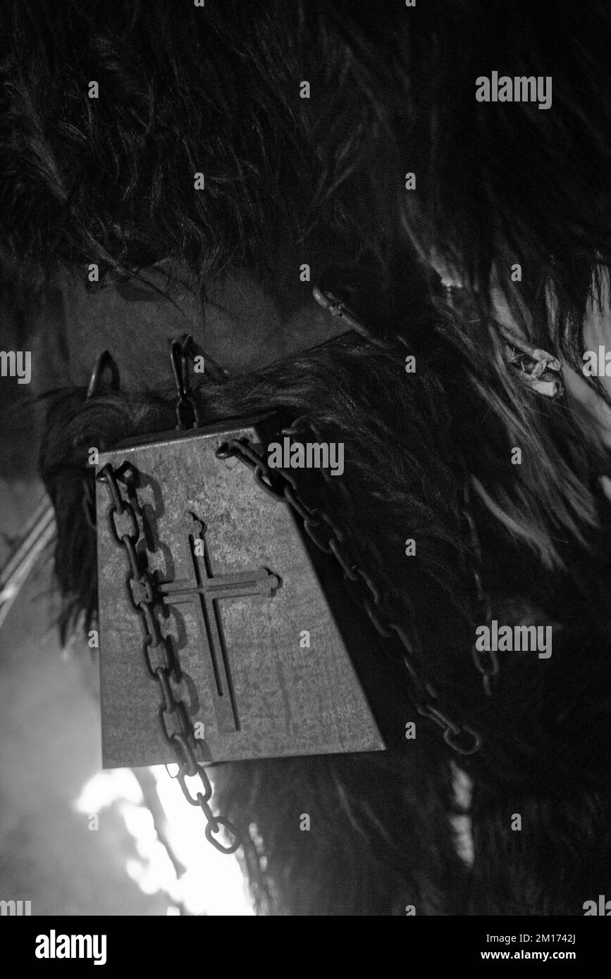 Eine Glocke um die Taille einer Krampus-Bestie Stockfoto