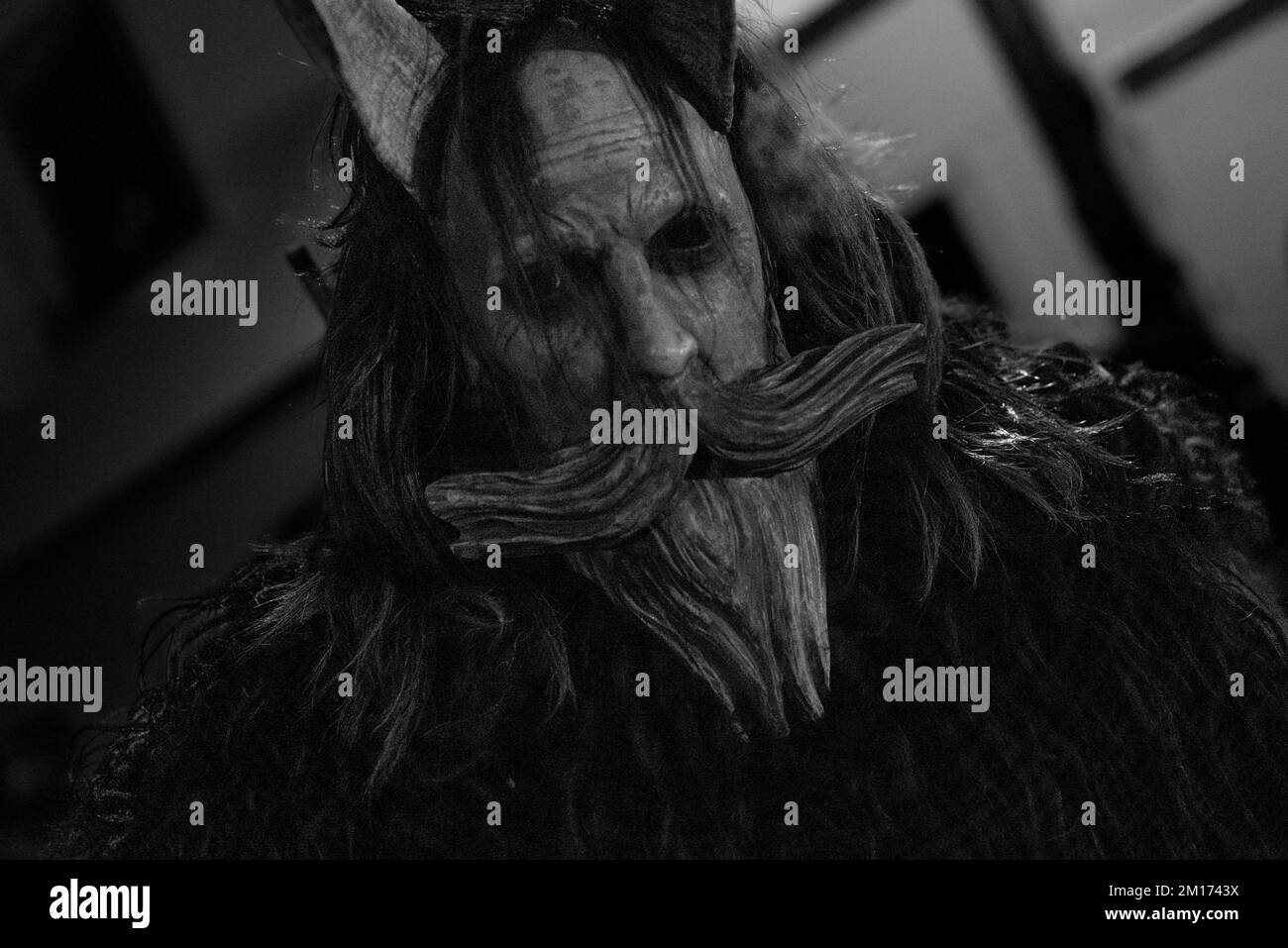 Maskierte Teufelsbiester paradieren durch das Dorf und erschrecken die Menge, während diese folklorische alpine Tradition am Leben erhalten bleibt Stockfoto