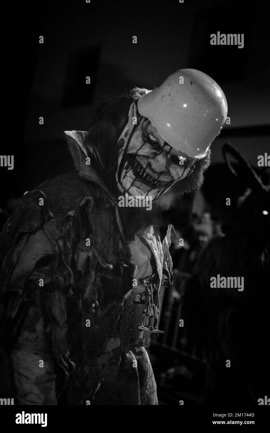 Maskierte Teufelsbiester paradieren durch das Dorf und erschrecken die Menge, während diese folklorische alpine Tradition am Leben erhalten bleibt Stockfoto