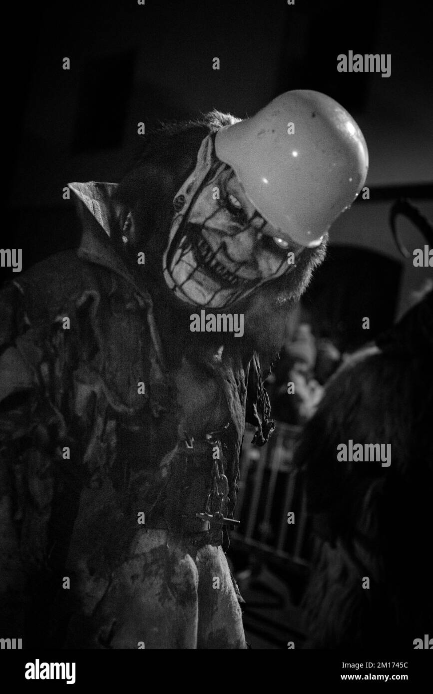 Maskierte Teufelsbiester paradieren durch das Dorf und erschrecken die Menge, während diese folklorische alpine Tradition am Leben erhalten bleibt Stockfoto