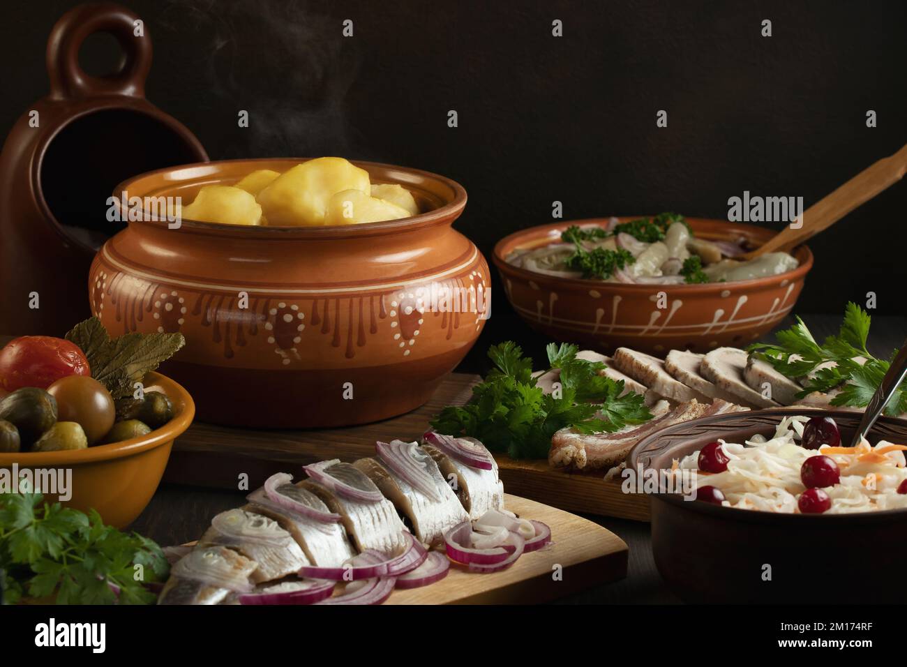 Festlicher Tisch im russischen Dorf. Tischset zum Abendessen mit traditionellen Snacks und Gerichten der russischen Küche. Stockfoto