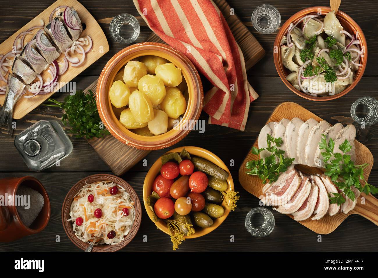 Festlicher Tisch im russischen Dorf. Tischset zum Abendessen mit traditionellen Snacks und Gerichten der russischen Küche. Stockfoto