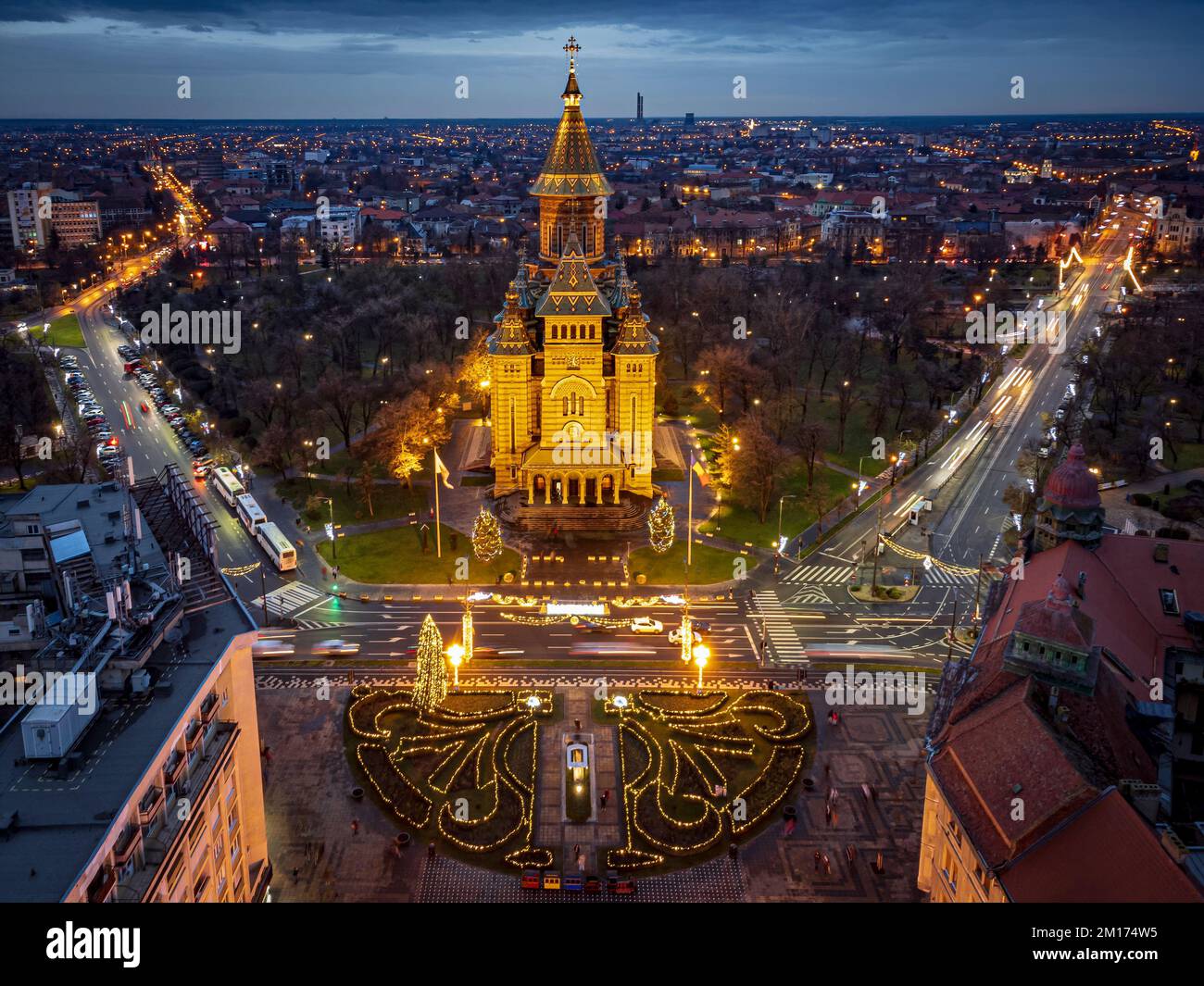 Luftaufnahme der Lichter von Timisoara und Dekorationen für den Weihnachtsmarkt. Foto aufgenommen am 10.. Dezember 2022 in Timisoara, Kreis Timis, Rumänien. Stockfoto