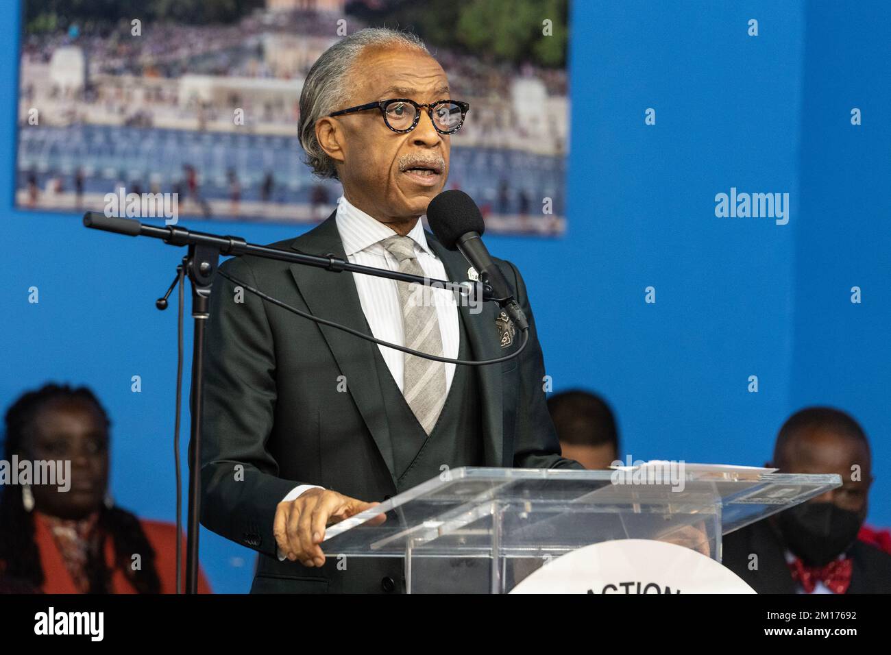 New York, USA. 10.. Dezember 2022. Reverend Sharpton spricht, während er, National Action Network (NAN) und gewählte Beamte die Wahl des Kongressabgeordneten Hakeem Jeffries zum Minderheitenführer des Demokratischen Parteihauses am NAN-Hauptquartier in New York am 10. Dezember 2022 feiern. Abgeordneter Jeffries aus Brooklyn, NY, wurde der erste Schwarze, der zum führenden Parteiführer im Kongress gewählt wurde. (Foto: Lev Radin/Sipa USA) Guthaben: SIPA USA/Alamy Live News Stockfoto