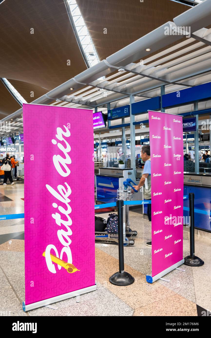 Kuala Lumpur, Malaysia - 2022. Dezember: Check-in-Schalter von Batik Air mit Logo. Batik Air ist eine indonesische Linienfluggesellschaft Stockfoto
