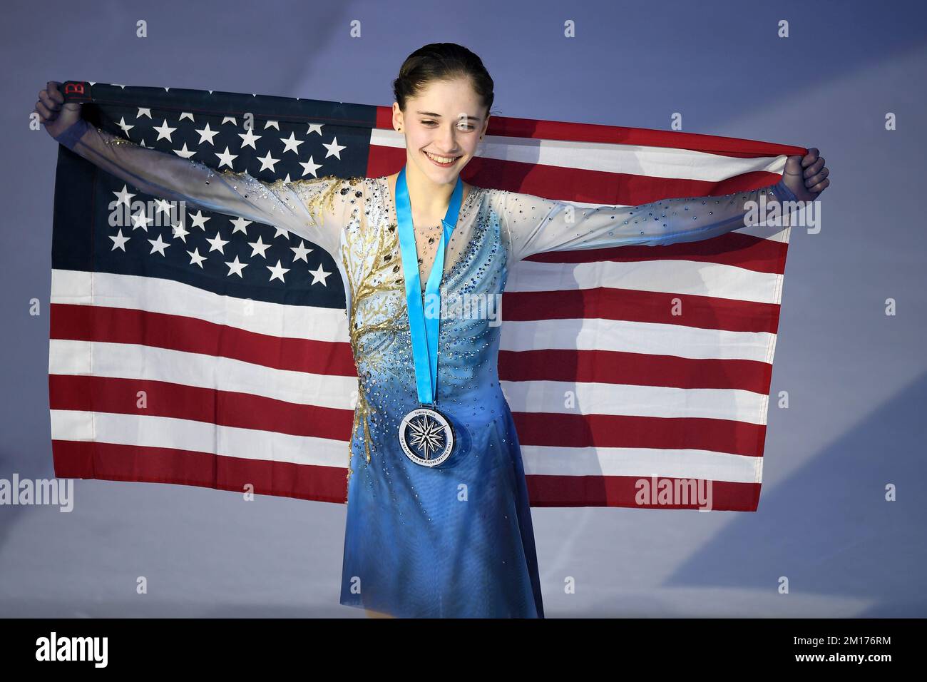 Turin, Italien. 10. Dezember 2022 Isabeau Levito aus den USA feiert am dritten Tag des ISU Grand Prix of Figure Skating Final die Frauenmedaillenverleihung. Kredit: Nicolò Campo/Alamy Live News Stockfoto