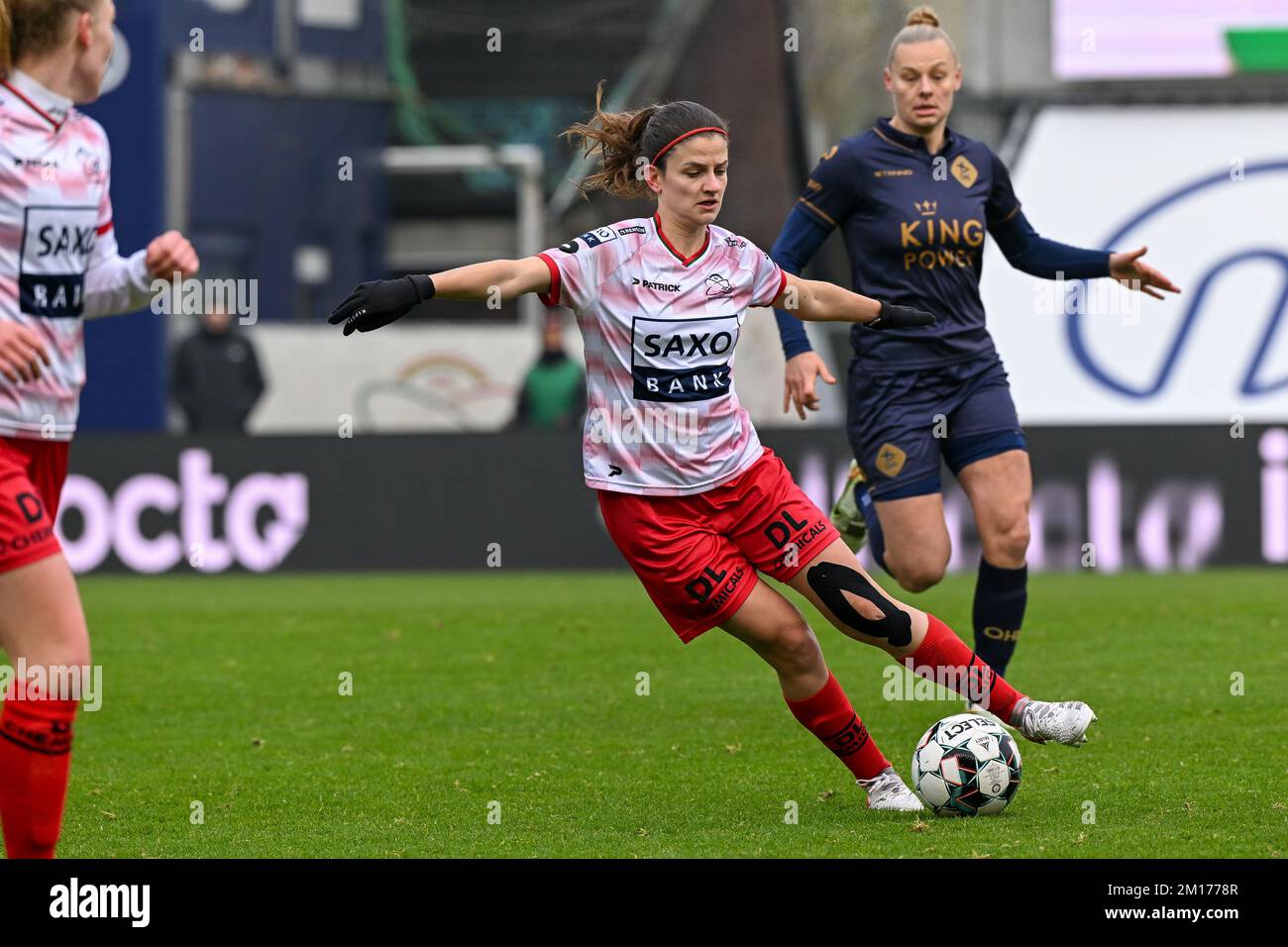 Amber De Priester (6) von Zulte-Waregem, dargestellt während eines Fußballspiels zwischen Standard Femina de Liege und Zulte-Waregem am 11. Spieltag der Saison 2022 - 2023 der belgischen Lotto Womens Super League am Samstag, den 19. November 2022 in Lüttich, Belgien . FOTO SPORTPIX | STIJN AUDOOREN Kredit: David Catry/Alamy Live News Stockfoto