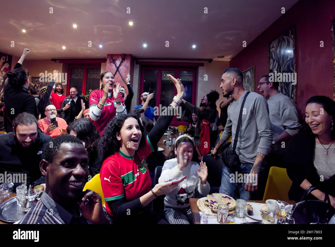 Turin, Italien. 10.. Dezember 2022. Fans der marokkanischen Fußballmannschaft feiern den Sieg gegen Portugal nach dem Viertelfinalspiel der FIFA-Weltmeisterschaft zwischen Marokko und Portugal. Kredit: MLBARIONA/Alamy Live News Stockfoto