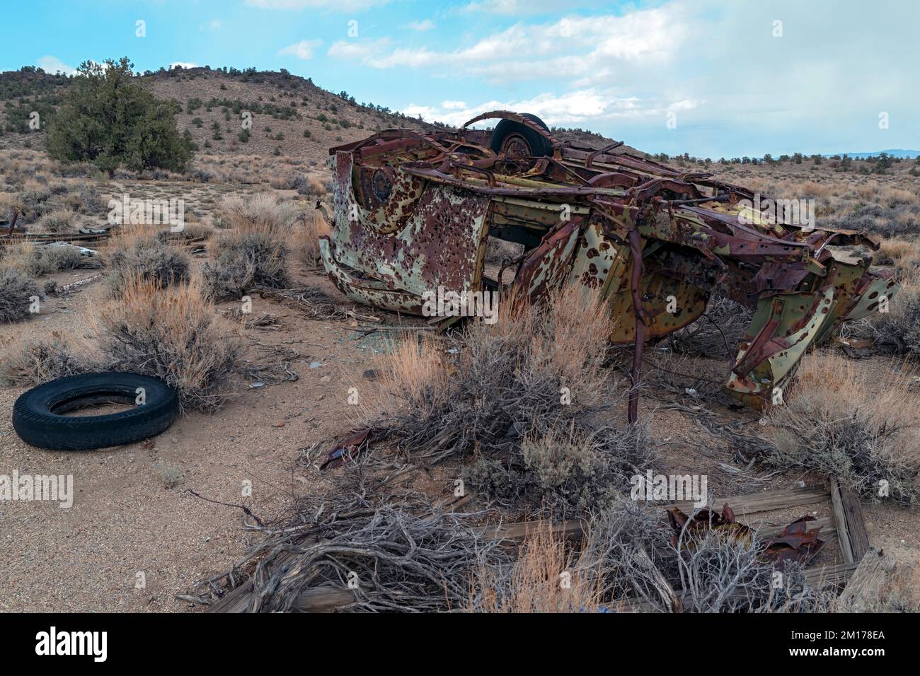 Ein rostiger Antiquitätenlaster in der Wüste, Nevada, USA, gestürzt Stockfoto