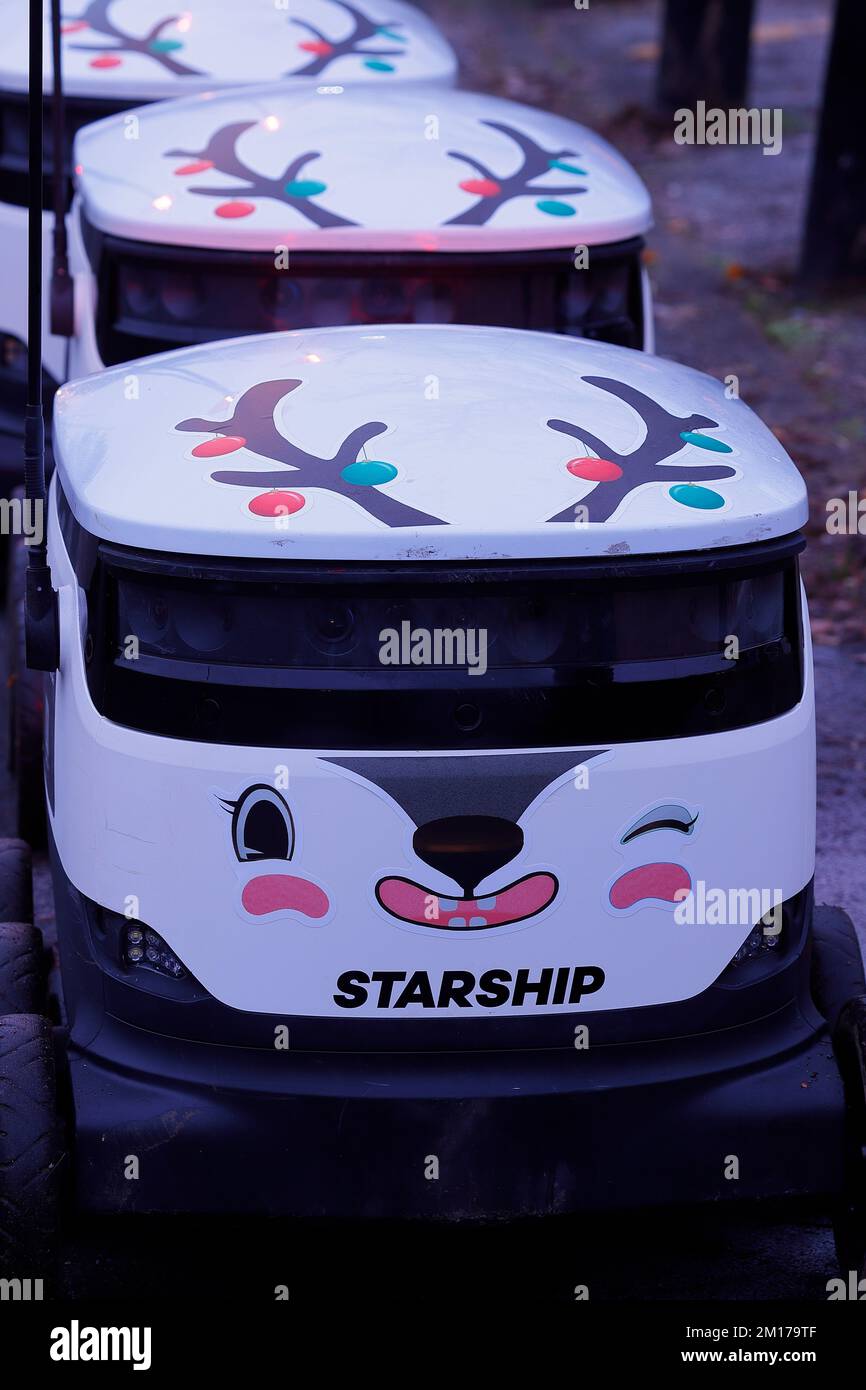 Starship Technologies Lieferroboter für Lebensmittel, die als Rentiere dekoriert sind, während sie in Adel, Leeds, während der Weihnachtszeit geliefert werden. Stockfoto