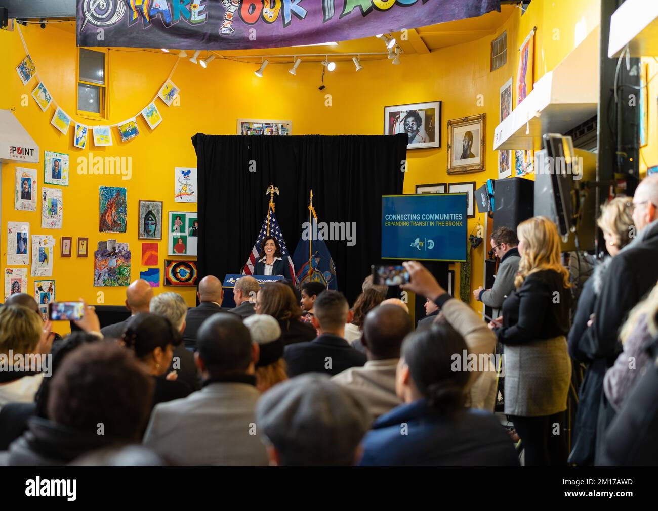 Bronx, Usa. 09.. Dezember 2022. Kathy Hochul, Gouverneur des Bundesstaats New York, hält bei einer bahnbrechenden Zeremonie und später eine Pressekonferenz ab, um Einzelheiten über die Erweiterung des Projekts Metro North Penn Station Access in der Bronx zu erfahren. (Foto: Steve Sanchez/Pacific Press) Kredit: Pacific Press Media Production Corp./Alamy Live News Stockfoto