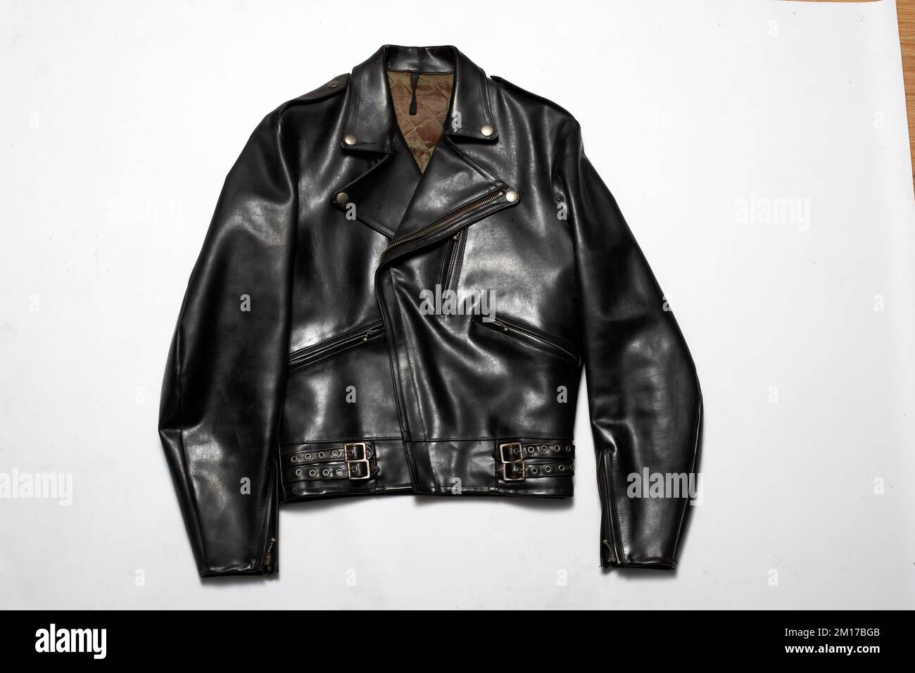 Biker-Jacke aus schwarzem Vintage-Leder, isoliert auf weißem Hintergrund Stockfoto