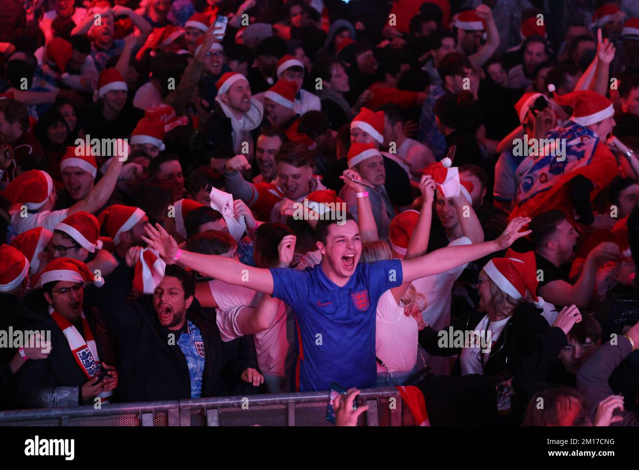 Englische Fans reagieren bei einer Vorführung des Viertelfinalspiels der FIFA-Weltmeisterschaft zwischen England und Frankreich im BOXPARK Wembley. Foto: Samstag, 10. Dezember 2022. Kredit: Isabel Infantes/Alamy Live News Stockfoto