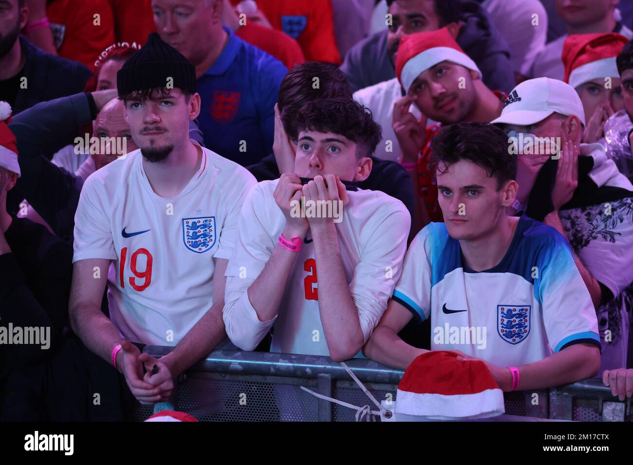 Englische Fans reagieren bei einer Vorführung des Viertelfinalspiels der FIFA-Weltmeisterschaft zwischen England und Frankreich im BOXPARK Wembley. Foto: Samstag, 10. Dezember 2022. Kredit: Isabel Infantes/Alamy Live News Stockfoto