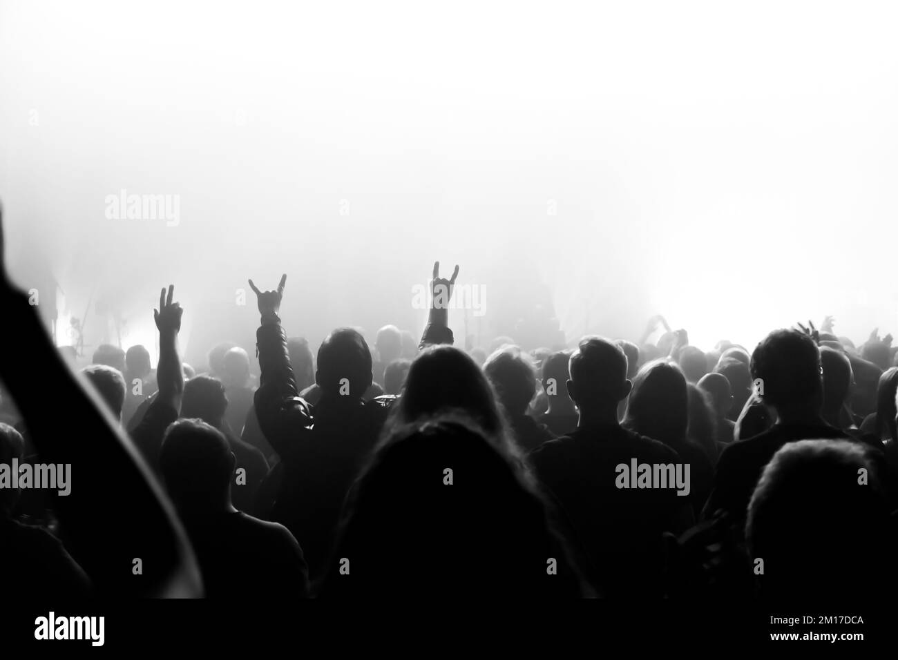 Silhouette der Menge bei einem Metallkonzert Stockfoto