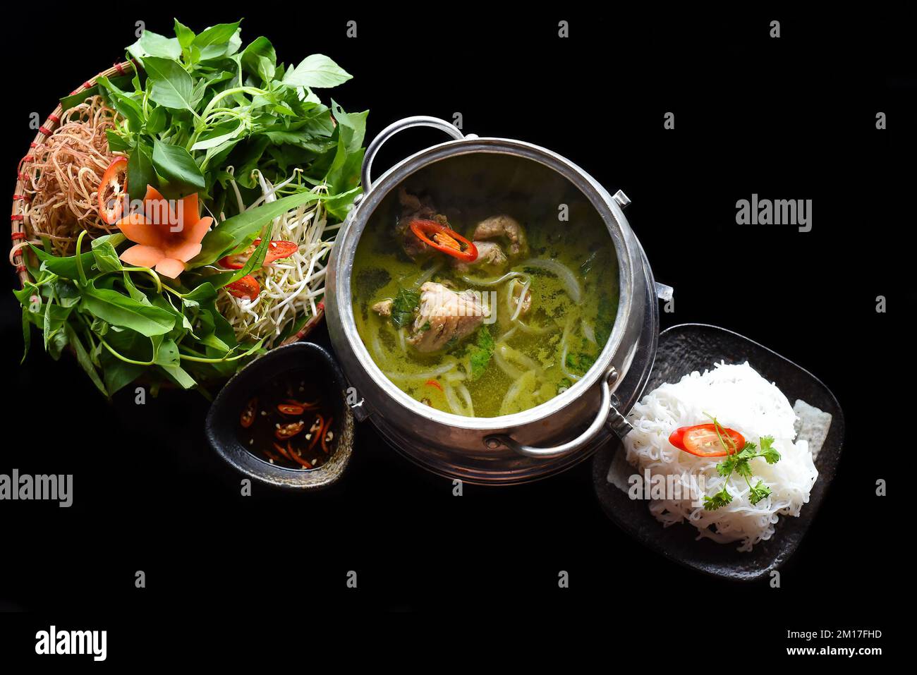 Koreanischer Hot Topf mit Hühnerfleisch und Nudeln auf schwarzem Hintergrund Stockfoto