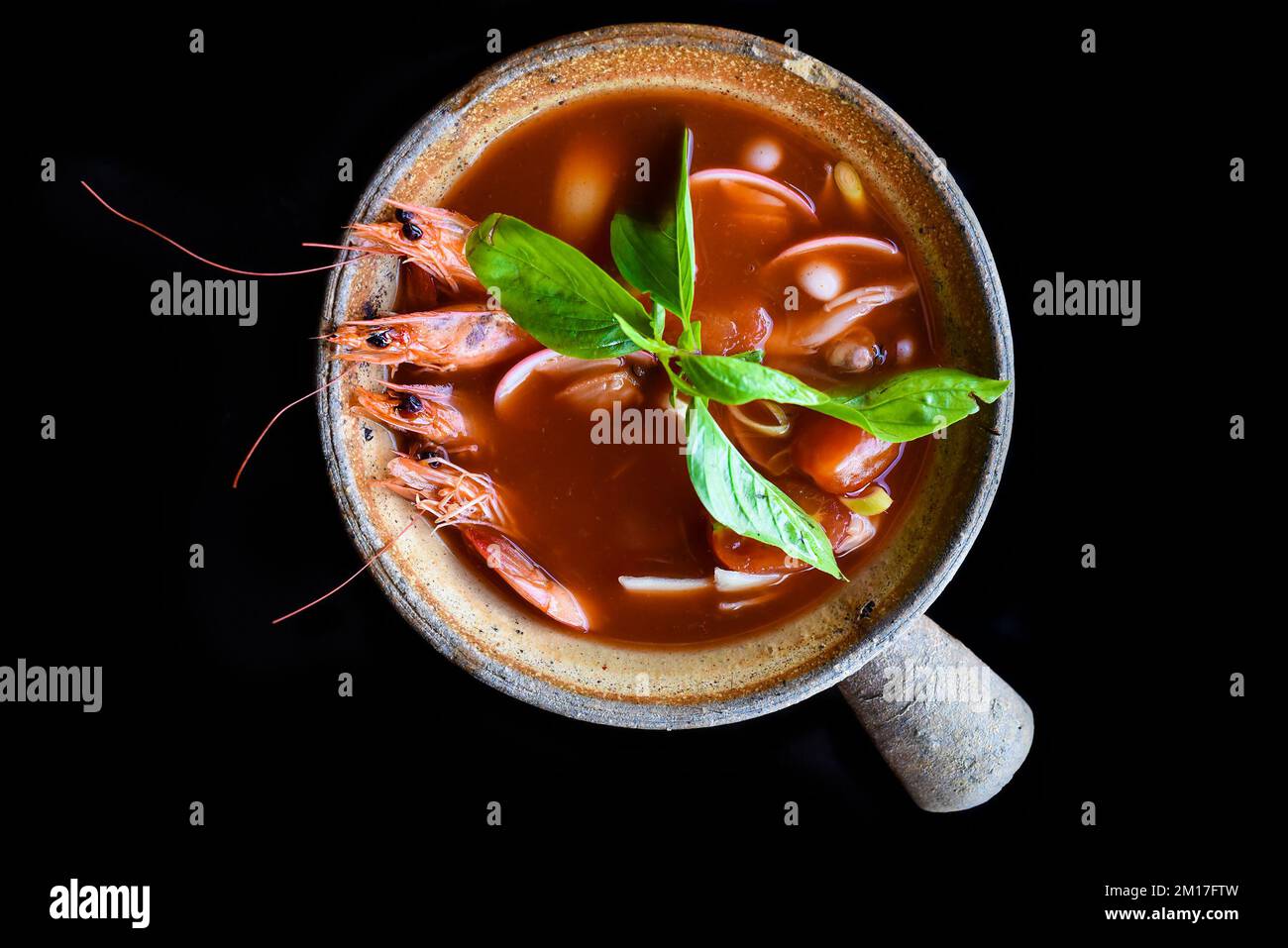 Suppe tom Yum mit isoliertem Reis auf schwarzem Hintergrund, Seitenansicht Stockfoto